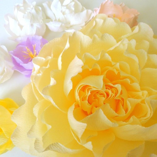 Бумажный цветок для оформления "Желтый пион"